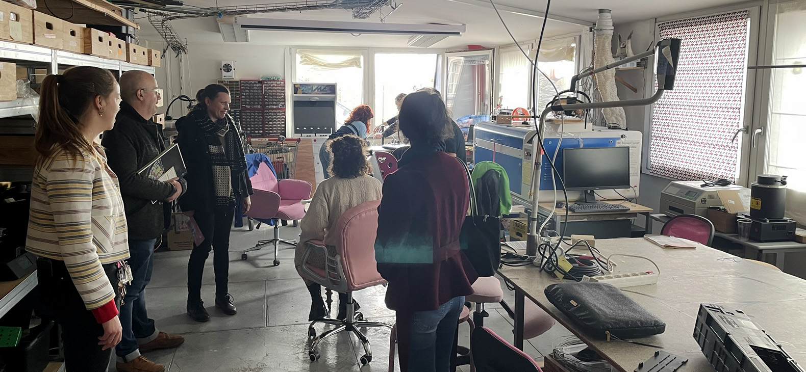 Residency Program Schafhof / District of Upper Bavaria: Focus /> Orléans; Picture: Artist Valérie Leray with seven people in one of the work spaces on site in Orléans.
