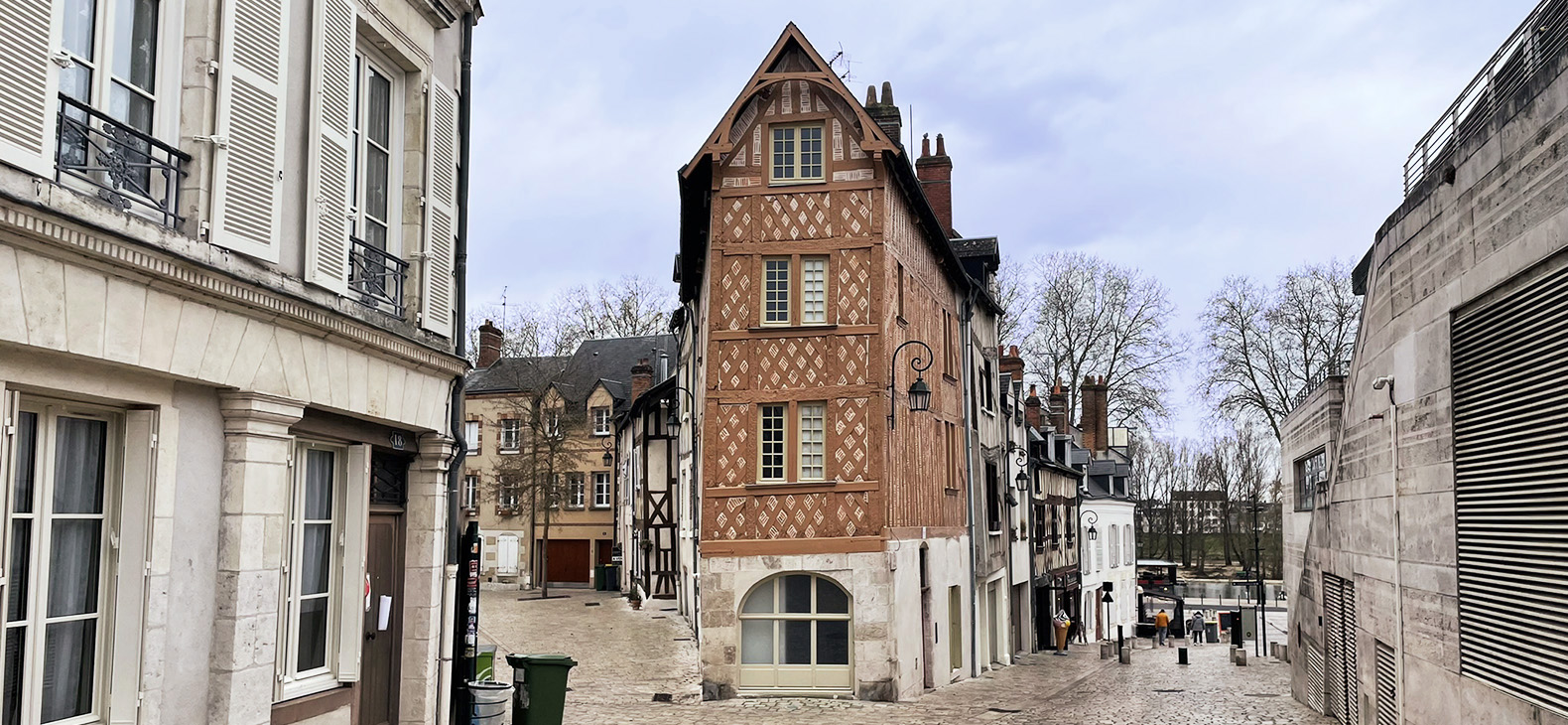 Residence Program Schafhof / District of Upper Bavaria: Focus /> Orléans; Image: Downtown Orléans, street with half-timbered houses, cobblestones and white clouds against a blue sky.
