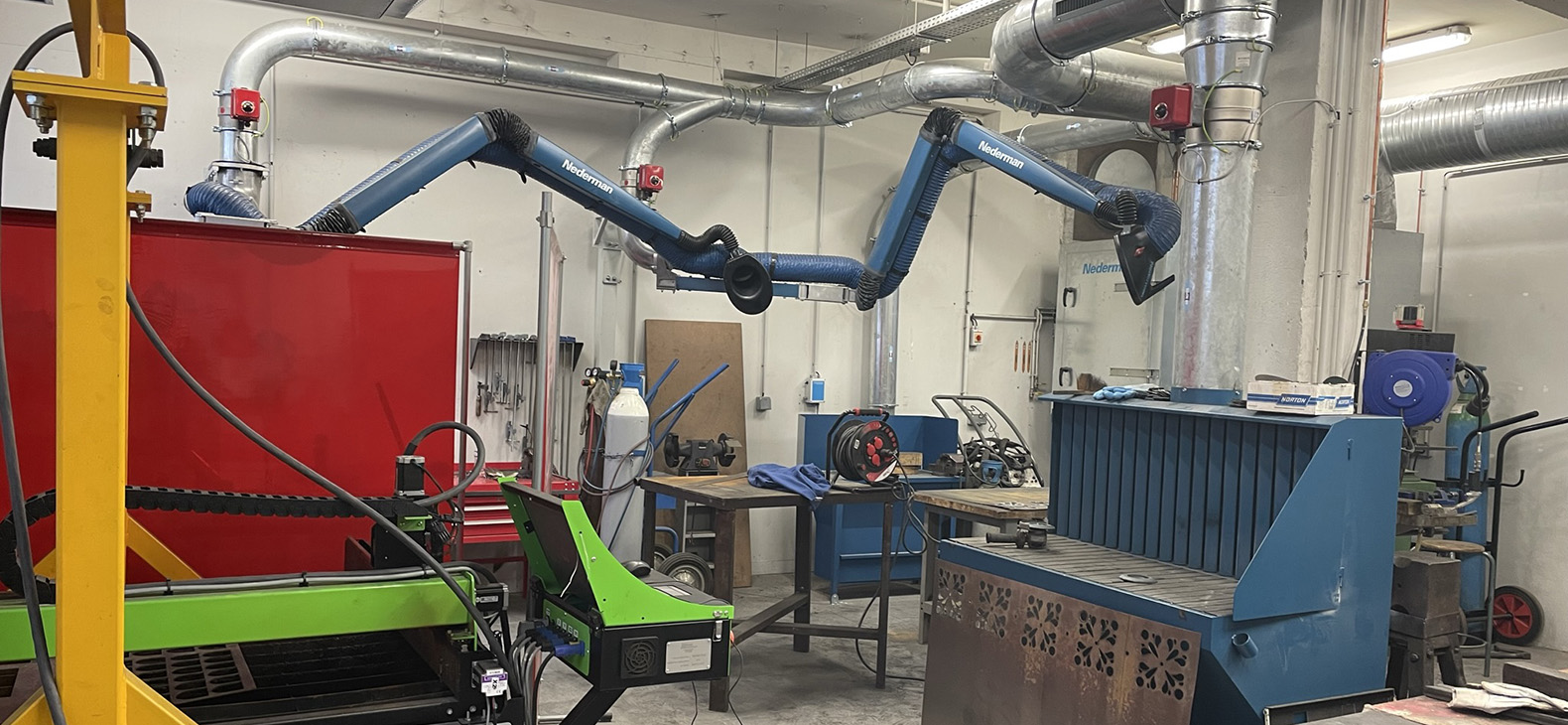 Residency Program Schafhof / District of Upper Bavaria: Focus /> Orléans; Image: Partial view of one of the workrooms on site in Orléans; machines and workbenches can be seen.