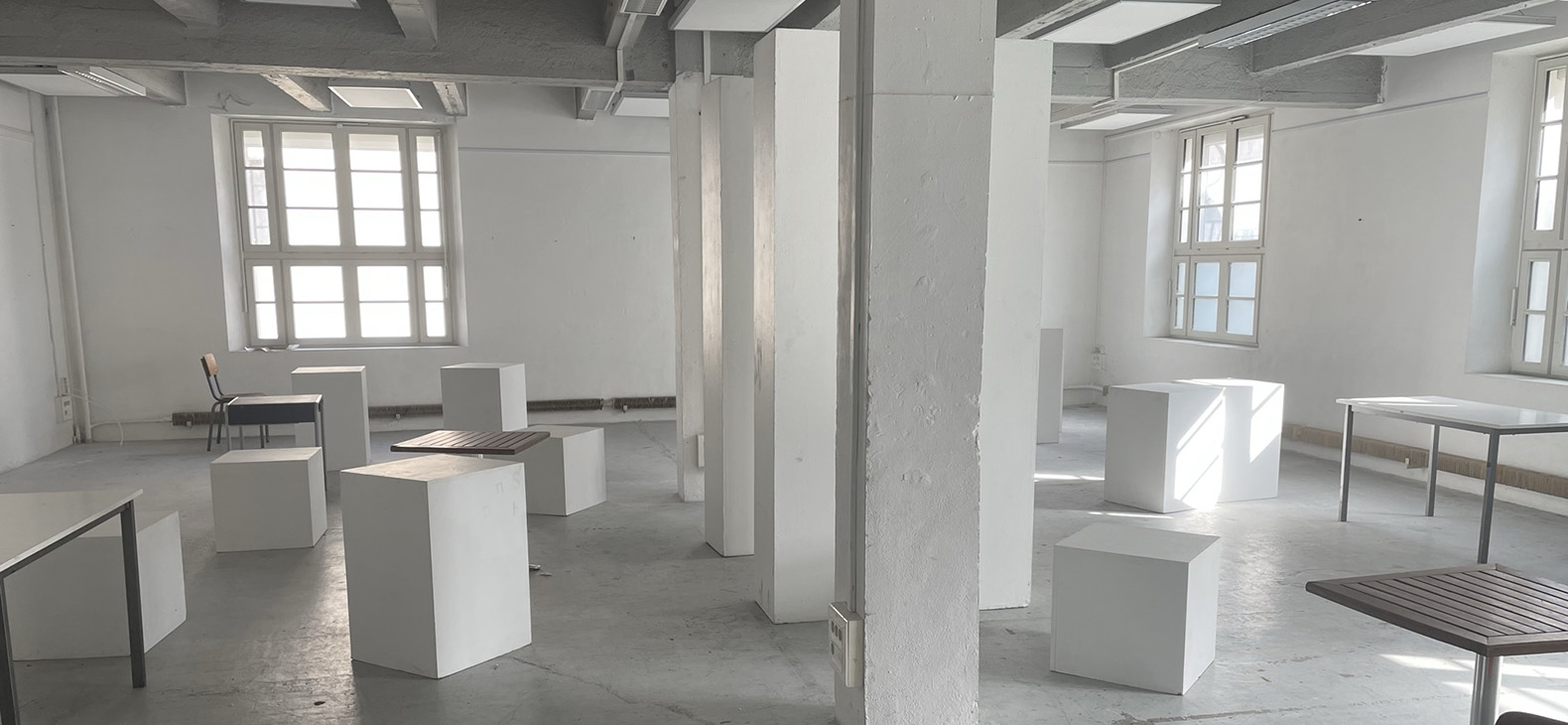 Schafhof Residency Program / District of Upper Bavaria: Focus /> Orléans; Image: Room view of an exhibition space; large white cubes and cuboids distributed in the room.