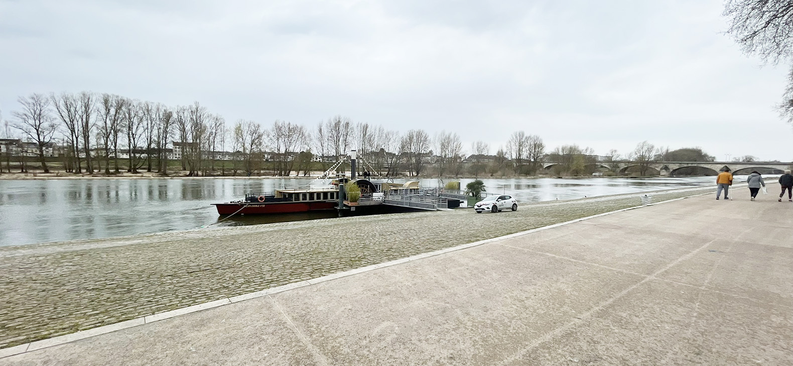 Residence Program Schafhof / District of Upper Bavaria: Focus /> Orléans; Image: View of a flat-bottomed ship on the Loire River, resting against a jetty.