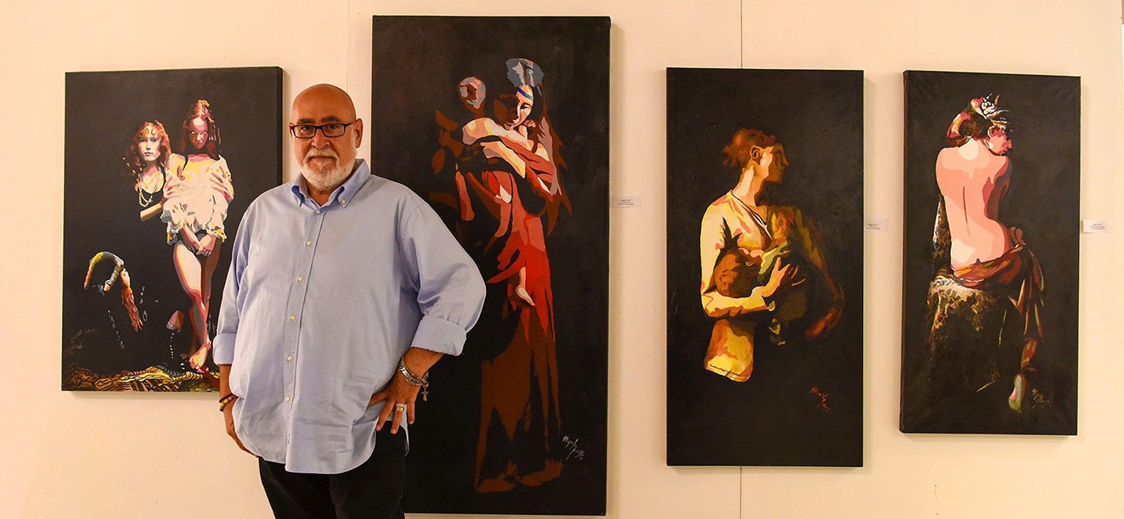 Residenzprogramm Schafhof; Künstlerinnen und Künstler 2022: Michele Gomez. Der italienische Künstler Michele Gomez ist vor vier seiner Gemälde zu sehen.
