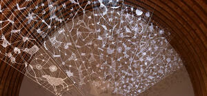 Bild vergrößern: Total view of the installation by artist Zipora Rafaelov in the barrel vault of the Schafhof - European center for art of the district of Upper Bavaria. Delicate, fan-shaped installation made of 3D filament in wooden barrel vault. White motifs on seven panels stretched from the floor to the vault of the ceiling. Artist: Zipora Rafaelov; Photo: Zipora Rafaelov