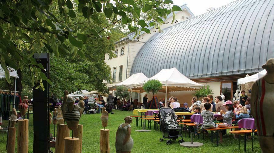 Blick in den Garten des Schafhof - Europäisches Künstlerhaus Oberbayern während des Johannismarkts 2018.